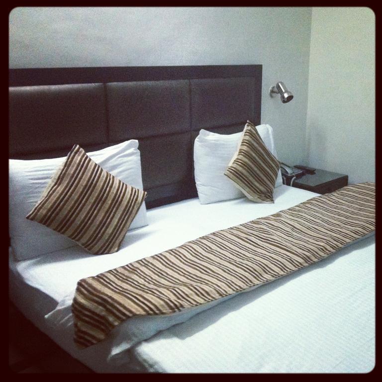 Hotel PK Residency Noida Habitación foto